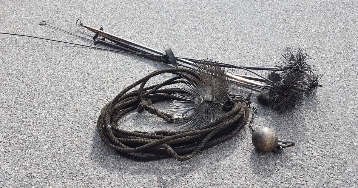 Sotningsverktyg som ligger på marken.
