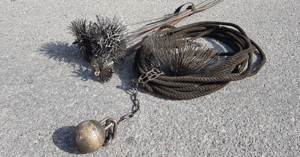 Sotarutrustning på marken.