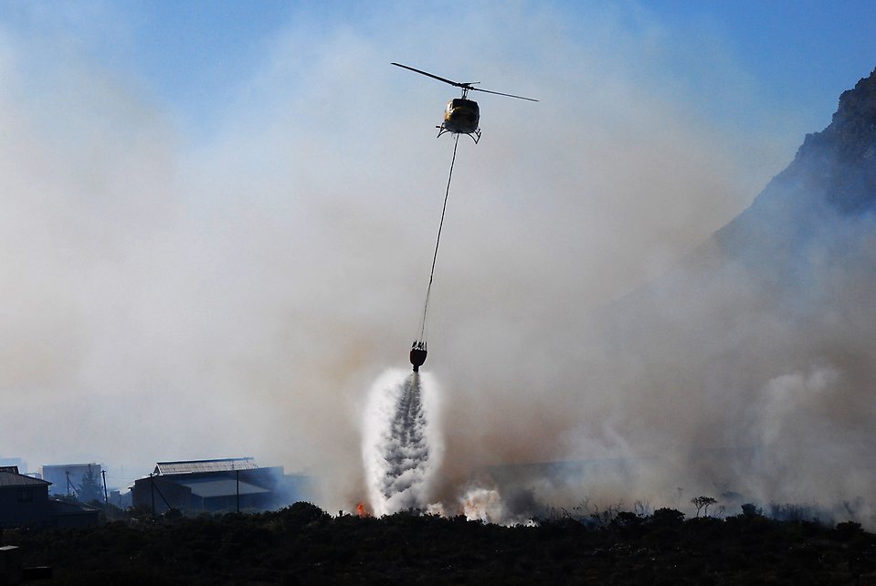 Helikopter vattenbombar