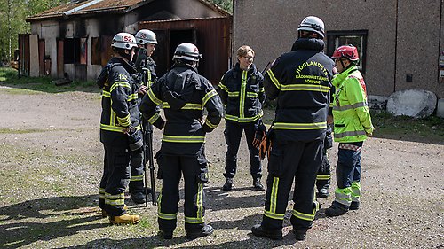 Brandmän står i ring