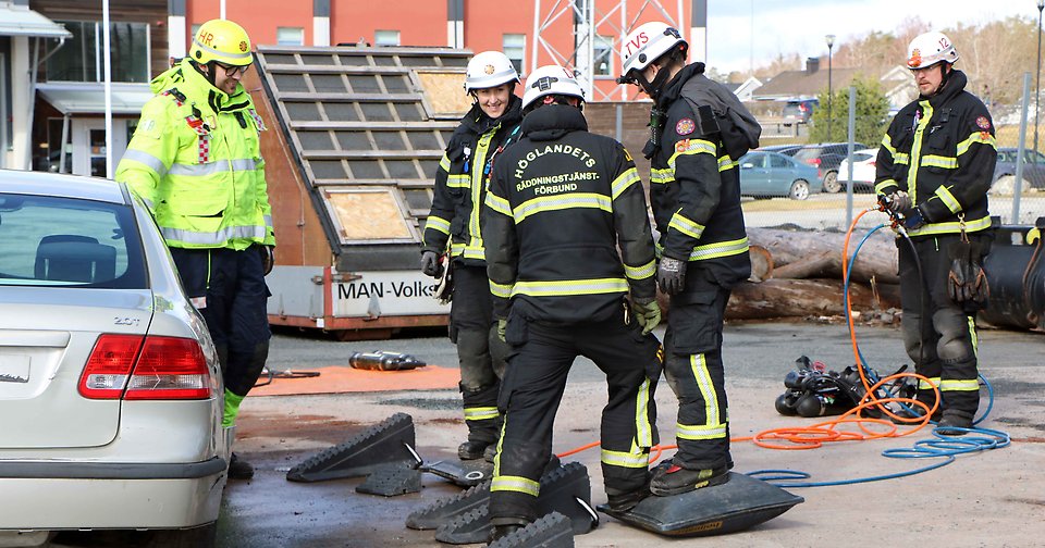 Brandmän övar på att välta tillbaka en bil med luftkuddar under.